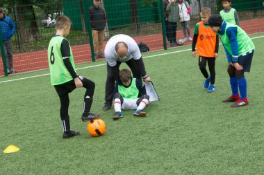 Odessa, Ukrayna 26 Ekim 2019: Fc Shakhtar Sosyal Programı çocuk futbol sporlarının gelişimi, sağlıklı yaşam tarzları. Gençler futbol festivali sırasında yeşil futsal sahasında futbol oynuyorlar.