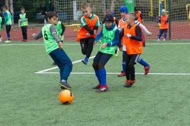 Odessa, Ukrayna 26 Ekim 2019: Fc Shakhtar Sosyal Programı çocuk futbol sporlarının gelişimi, sağlıklı yaşam tarzları. Gençler futbol festivali sırasında yeşil futsal sahasında futbol oynuyorlar.