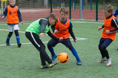 Odessa, Ukrayna 26 Ekim 2019: Fc Shakhtar Sosyal Programı çocuk futbol sporlarının gelişimi, sağlıklı yaşam tarzları. Gençler futbol festivali sırasında yeşil futsal sahasında futbol oynuyorlar.