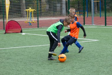 Odessa, Ukrayna 26 Ekim 2019: Fc Shakhtar Sosyal Programı çocuk futbol sporlarının gelişimi, sağlıklı yaşam tarzları. Gençler futbol festivali sırasında yeşil futsal sahasında futbol oynuyorlar.