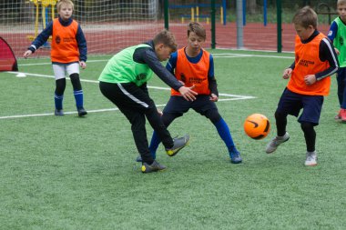 Odessa, Ukrayna 26 Ekim 2019: Fc Shakhtar Sosyal Programı çocuk futbol sporlarının gelişimi, sağlıklı yaşam tarzları. Gençler futbol festivali sırasında yeşil futsal sahasında futbol oynuyorlar.