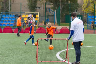 Odessa, Ukrayna 26 Ekim 2019: Fc Shakhtar Sosyal Programı çocuk futbol sporlarının gelişimi, sağlıklı yaşam tarzları. Gençler futbol festivali sırasında yeşil futsal sahasında futbol oynuyorlar.