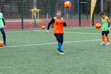 Odessa, Ukrayna 26 Ekim 2019: Fc Shakhtar Sosyal Programı çocuk futbol sporlarının gelişimi, sağlıklı yaşam tarzları. Gençler futbol festivali sırasında yeşil futsal sahasında futbol oynuyorlar.