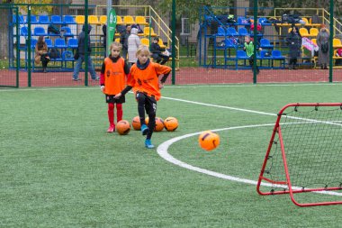 Odessa, Ukrayna 26 Ekim 2019: Fc Shakhtar Sosyal Programı çocuk futbol sporlarının gelişimi, sağlıklı yaşam tarzları. Gençler futbol festivali sırasında yeşil futsal sahasında futbol oynuyorlar.