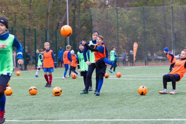 Odessa, Ukrayna 26 Ekim 2019: Fc Shakhtar Sosyal Programı çocuk futbol sporlarının gelişimi, sağlıklı yaşam tarzları. Gençler futbol festivali sırasında yeşil futsal sahasında futbol oynuyorlar.