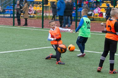 Odessa, Ukrayna 26 Ekim 2019: Fc Shakhtar Sosyal Programı çocuk futbol sporlarının gelişimi, sağlıklı yaşam tarzları. Gençler futbol festivali sırasında yeşil futsal sahasında futbol oynuyorlar.