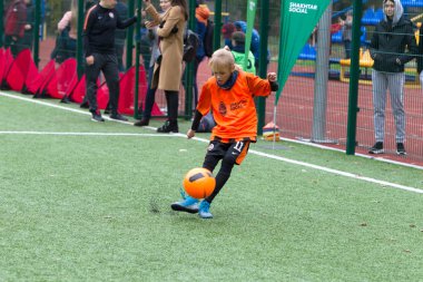 Odessa, Ukrayna 26 Ekim 2019: Fc Shakhtar Sosyal Programı çocuk futbol sporlarının gelişimi, sağlıklı yaşam tarzları. Gençler futbol festivali sırasında yeşil futsal sahasında futbol oynuyorlar.