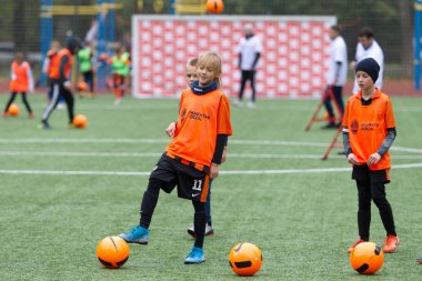 Odessa, Ukrayna 26 Ekim 2019: Fc Shakhtar Sosyal Programı çocuk futbol sporlarının gelişimi, sağlıklı yaşam tarzları. Gençler futbol festivali sırasında yeşil futsal sahasında futbol oynuyorlar.