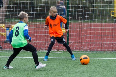 Odessa, Ukrayna 26 Ekim 2019: Fc Shakhtar Sosyal Programı çocuk futbol sporlarının gelişimi, sağlıklı yaşam tarzları. Gençler futbol festivali sırasında yeşil futsal sahasında futbol oynuyorlar.