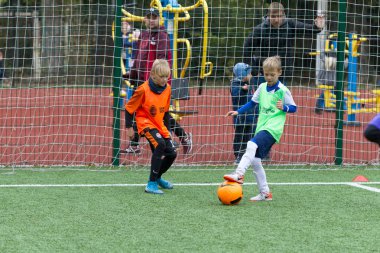 Odessa, Ukrayna 26 Ekim 2019: Fc Shakhtar Sosyal Programı çocuk futbol sporlarının gelişimi, sağlıklı yaşam tarzları. Gençler futbol festivali sırasında yeşil futsal sahasında futbol oynuyorlar.