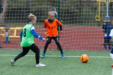Odessa, Ukrayna 26 Ekim 2019: Fc Shakhtar Sosyal Programı çocuk futbol sporlarının gelişimi, sağlıklı yaşam tarzları. Gençler futbol festivali sırasında yeşil futsal sahasında futbol oynuyorlar.