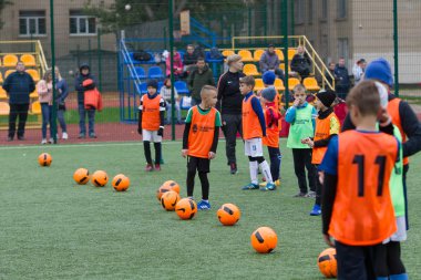 Odessa, Ukrayna 26 Ekim 2019: Fc Shakhtar Sosyal Programı çocuk futbol sporlarının gelişimi, sağlıklı yaşam tarzları. Gençler futbol festivali sırasında yeşil futsal sahasında futbol oynuyorlar.