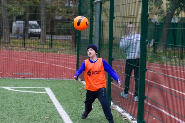 Odessa, Ukrayna 26 Ekim 2019: Fc Shakhtar Sosyal Programı çocuk futbol sporlarının gelişimi, sağlıklı yaşam tarzları. Gençler futbol festivali sırasında yeşil futsal sahasında futbol oynuyorlar.
