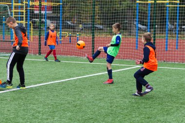 Odessa, Ukrayna 26 Ekim 2019: Fc Shakhtar Sosyal Programı çocuk futbol sporlarının gelişimi, sağlıklı yaşam tarzları. Gençler futbol festivali sırasında yeşil futsal sahasında futbol oynuyorlar.