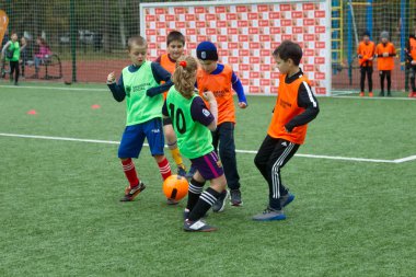 Odessa, Ukrayna 26 Ekim 2019: Fc Shakhtar Sosyal Programı çocuk futbol sporlarının gelişimi, sağlıklı yaşam tarzları. Gençler futbol festivali sırasında yeşil futsal sahasında futbol oynuyorlar.