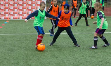 Odessa, Ukrayna 26 Ekim 2019: Fc Shakhtar Sosyal Programı çocuk futbol sporlarının gelişimi, sağlıklı yaşam tarzları. Gençler futbol festivali sırasında yeşil futsal sahasında futbol oynuyorlar.