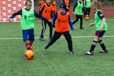 Odessa, Ukrayna 26 Ekim 2019: Fc Shakhtar Sosyal Programı çocuk futbol sporlarının gelişimi, sağlıklı yaşam tarzları. Gençler futbol festivali sırasında yeşil futsal sahasında futbol oynuyorlar.