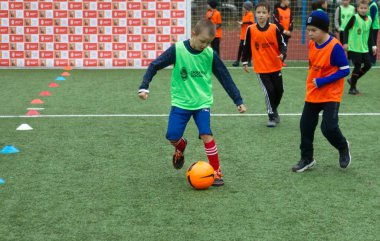 Odessa, Ukrayna 26 Ekim 2019: Fc Shakhtar Sosyal Programı çocuk futbol sporlarının gelişimi, sağlıklı yaşam tarzları. Gençler futbol festivali sırasında yeşil futsal sahasında futbol oynuyorlar.