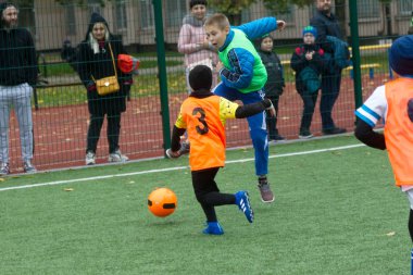 Odessa, Ukrayna 26 Ekim 2019: Fc Shakhtar Sosyal Programı çocuk futbol sporlarının gelişimi, sağlıklı yaşam tarzları. Gençler futbol festivali sırasında yeşil futsal sahasında futbol oynuyorlar.