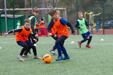 Odessa, Ukrayna 26 Ekim 2019: Fc Shakhtar Sosyal Programı çocuk futbol sporlarının gelişimi, sağlıklı yaşam tarzları. Gençler futbol festivali sırasında yeşil futsal sahasında futbol oynuyorlar.