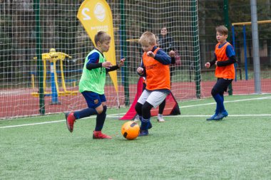 Odessa, Ukrayna 26 Ekim 2019: Fc Shakhtar Sosyal Programı çocuk futbol sporlarının gelişimi, sağlıklı yaşam tarzları. Gençler futbol festivali sırasında yeşil futsal sahasında futbol oynuyorlar.