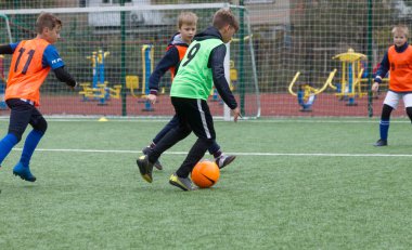 Odessa, Ukrayna 26 Ekim 2019: Fc Shakhtar Sosyal Programı çocuk futbol sporlarının gelişimi, sağlıklı yaşam tarzları. Gençler futbol festivali sırasında yeşil futsal sahasında futbol oynuyorlar.