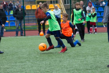 Odessa, Ukrayna 26 Ekim 2019: Fc Shakhtar Sosyal Programı çocuk futbol sporlarının gelişimi, sağlıklı yaşam tarzları. Gençler futbol festivali sırasında yeşil futsal sahasında futbol oynuyorlar.