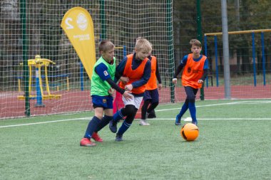Odessa, Ukrayna 26 Ekim 2019: Fc Shakhtar Sosyal Programı çocuk futbol sporlarının gelişimi, sağlıklı yaşam tarzları. Gençler futbol festivali sırasında yeşil futsal sahasında futbol oynuyorlar.