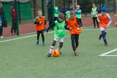 Odessa, Ukrayna 26 Ekim 2019: Fc Shakhtar Sosyal Programı çocuk futbol sporlarının gelişimi, sağlıklı yaşam tarzları. Gençler futbol festivali sırasında yeşil futsal sahasında futbol oynuyorlar.