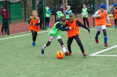 Odessa, Ukrayna 26 Ekim 2019: Fc Shakhtar Sosyal Programı çocuk futbol sporlarının gelişimi, sağlıklı yaşam tarzları. Gençler futbol festivali sırasında yeşil futsal sahasında futbol oynuyorlar.