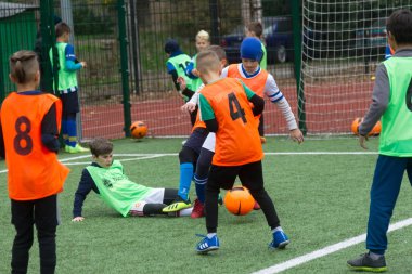 Odessa, Ukrayna 26 Ekim 2019: Fc Shakhtar Sosyal Programı çocuk futbol sporlarının gelişimi, sağlıklı yaşam tarzları. Gençler futbol festivali sırasında yeşil futsal sahasında futbol oynuyorlar.