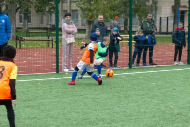 Odessa, Ukrayna 26 Ekim 2019: Fc Shakhtar Sosyal Programı çocuk futbol sporlarının gelişimi, sağlıklı yaşam tarzları. Gençler futbol festivali sırasında yeşil futsal sahasında futbol oynuyorlar.
