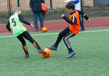 Odessa, Ukrayna 26 Ekim 2019: Fc Shakhtar Sosyal Programı çocuk futbol sporlarının gelişimi, sağlıklı yaşam tarzları. Gençler futbol festivali sırasında yeşil futsal sahasında futbol oynuyorlar.