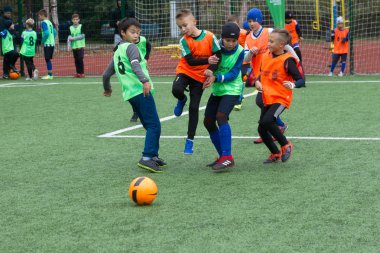 Odessa, Ukrayna 26 Ekim 2019: Fc Shakhtar Sosyal Programı çocuk futbol sporlarının gelişimi, sağlıklı yaşam tarzları. Gençler futbol festivali sırasında yeşil futsal sahasında futbol oynuyorlar.