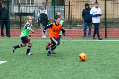 Odessa, Ukrayna 26 Ekim 2019: Fc Shakhtar Sosyal Programı çocuk futbol sporlarının gelişimi, sağlıklı yaşam tarzları. Gençler futbol festivali sırasında yeşil futsal sahasında futbol oynuyorlar.