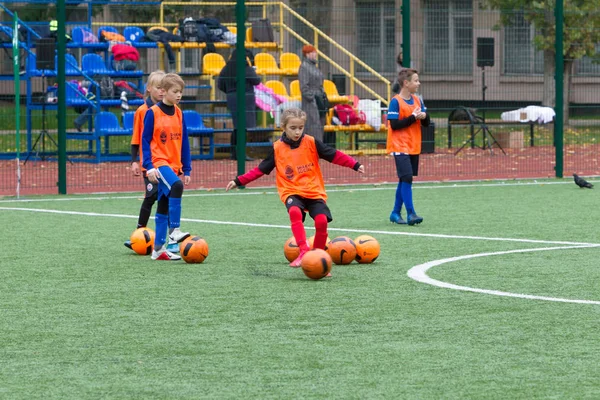 Odessa ウクライナ2019年10月26日 Shakhtar子供のサッカースポーツ 健康的なライフスタイルの開発のための社会プログラム サッカーフェスティバル中の緑のフットサル場での若いキックサッカー — ストック写真