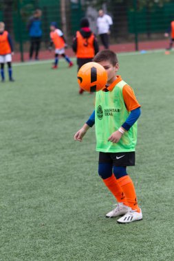 Odessa, Ukrayna 26 Ekim 2019: Fc Shakhtar Sosyal Programı çocuk futbol sporlarının gelişimi, sağlıklı yaşam tarzları. Gençler futbol festivali sırasında yeşil futsal sahasında futbol oynuyorlar.