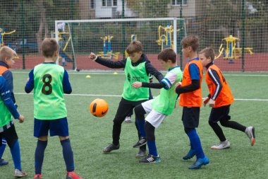 Odessa, Ukrayna 26 Ekim 2019: Fc Shakhtar Sosyal Programı çocuk futbol sporlarının gelişimi, sağlıklı yaşam tarzları. Gençler futbol festivali sırasında yeşil futsal sahasında futbol oynuyorlar.
