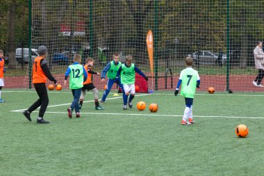 Odessa, Ukrayna 26 Ekim 2019: Fc Shakhtar Sosyal Programı çocuk futbol sporlarının gelişimi, sağlıklı yaşam tarzları. Gençler futbol festivali sırasında yeşil futsal sahasında futbol oynuyorlar.