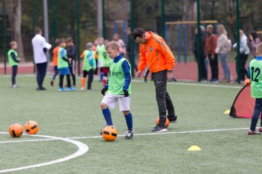 Odessa, Ukrayna 26 Ekim 2019: Fc Shakhtar Sosyal Programı çocuk futbol sporlarının gelişimi, sağlıklı yaşam tarzları. Gençler futbol festivali sırasında yeşil futsal sahasında futbol oynuyorlar.