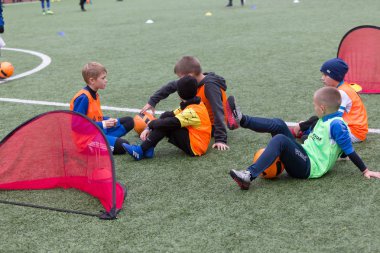 Odessa, Ukrayna 26 Ekim 2019: Fc Shakhtar Sosyal Programı çocuk futbol sporlarının gelişimi, sağlıklı yaşam tarzları. Gençler futbol festivali sırasında yeşil futsal sahasında futbol oynuyorlar.