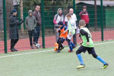 Odessa, Ukrayna 26 Ekim 2019: Fc Shakhtar Sosyal Programı çocuk futbol sporlarının gelişimi, sağlıklı yaşam tarzları. Gençler futbol festivali sırasında yeşil futsal sahasında futbol oynuyorlar.