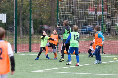 Odessa, Ukrayna 26 Ekim 2019: Fc Shakhtar Sosyal Programı çocuk futbol sporlarının gelişimi, sağlıklı yaşam tarzları. Gençler futbol festivali sırasında yeşil futsal sahasında futbol oynuyorlar.