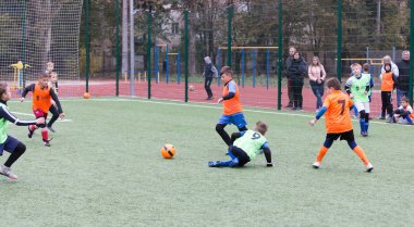 Odessa, Ukrayna 26 Ekim 2019: Fc Shakhtar Sosyal Programı çocuk futbol sporlarının gelişimi, sağlıklı yaşam tarzları. Gençler futbol festivali sırasında yeşil futsal sahasında futbol oynuyorlar.