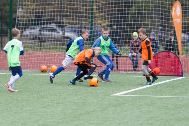 Odessa, Ukrayna 26 Ekim 2019: Fc Shakhtar Sosyal Programı çocuk futbol sporlarının gelişimi, sağlıklı yaşam tarzları. Gençler futbol festivali sırasında yeşil futsal sahasında futbol oynuyorlar.