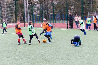 Odessa, Ukrayna 26 Ekim 2019: Fc Shakhtar Sosyal Programı çocuk futbol sporlarının gelişimi, sağlıklı yaşam tarzları. Gençler futbol festivali sırasında yeşil futsal sahasında futbol oynuyorlar.