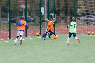 Odessa, Ukrayna 26 Ekim 2019: Fc Shakhtar Sosyal Programı çocuk futbol sporlarının gelişimi, sağlıklı yaşam tarzları. Gençler futbol festivali sırasında yeşil futsal sahasında futbol oynuyorlar.