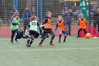 Odessa, Ukrayna 26 Ekim 2019: Fc Shakhtar Sosyal Programı çocuk futbol sporlarının gelişimi, sağlıklı yaşam tarzları. Gençler futbol festivali sırasında yeşil futsal sahasında futbol oynuyorlar.