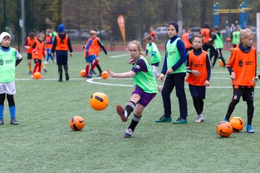Odessa, Ukrayna 26 Ekim 2019: Fc Shakhtar Sosyal Programı çocuk futbol sporlarının gelişimi, sağlıklı yaşam tarzları. Gençler futbol festivali sırasında yeşil futsal sahasında futbol oynuyorlar.