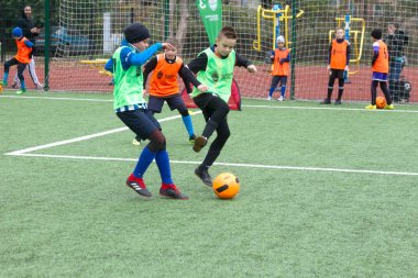 Odessa, Ukrayna 26 Ekim 2019: Fc Shakhtar Sosyal Programı çocuk futbol sporlarının gelişimi, sağlıklı yaşam tarzları. Gençler futbol festivali sırasında yeşil futsal sahasında futbol oynuyorlar.